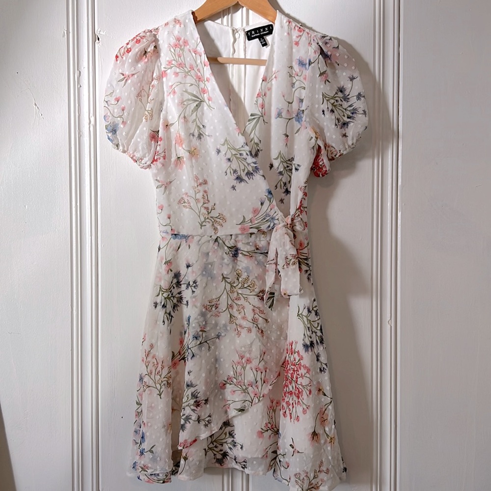 Floral spring dress in size small. Perfect for spring!